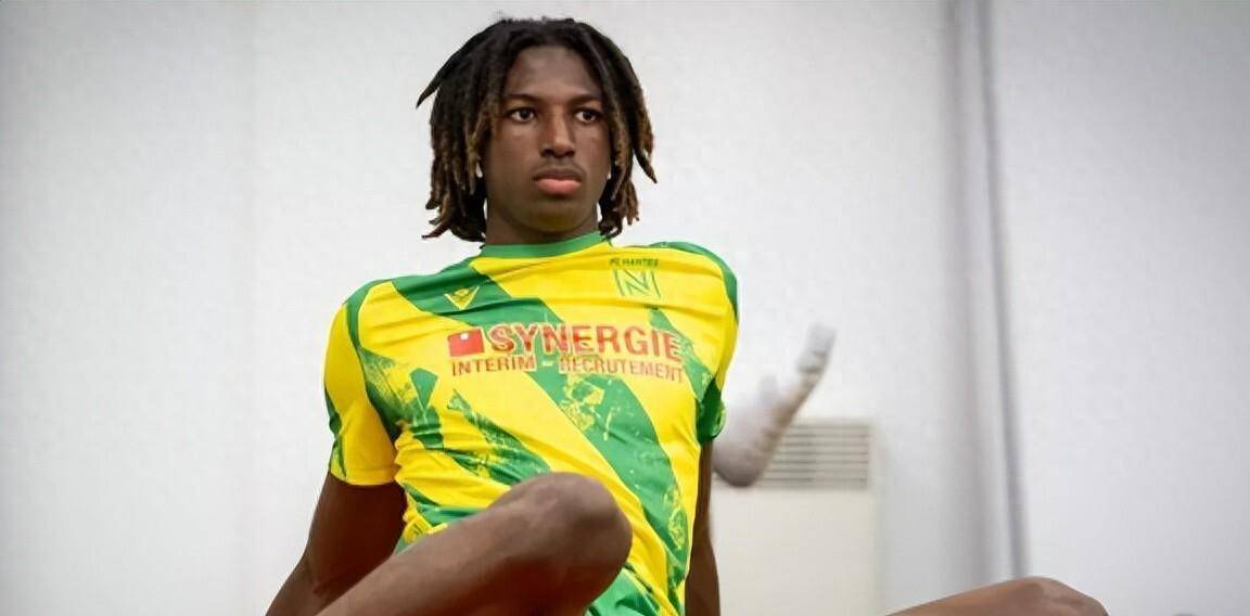 17岁法甲天才中卫横空出世！巴萨钟情他遭围剿，6大豪强展开疯抢