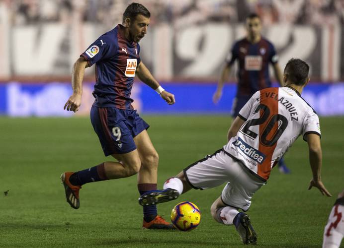 西甲中游生死绞杀!巴列卡诺死磕阿拉维斯:主场强硬派 VS 客场长传王?