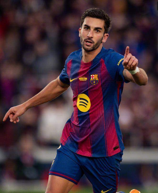 诺坎普呼唤梅西!莱万闪击亚马尔天秀助攻,巴萨4-0登顶西甲第1